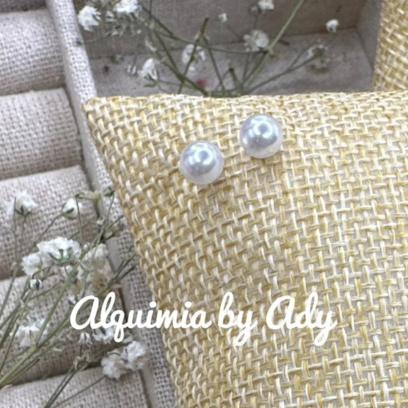 Simple 6mm faux pearl spheres stud earrings /coastal grandma look/mute wealth - Picture 1 of 3